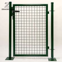 Donkere groene tuinpoort ronde buizen